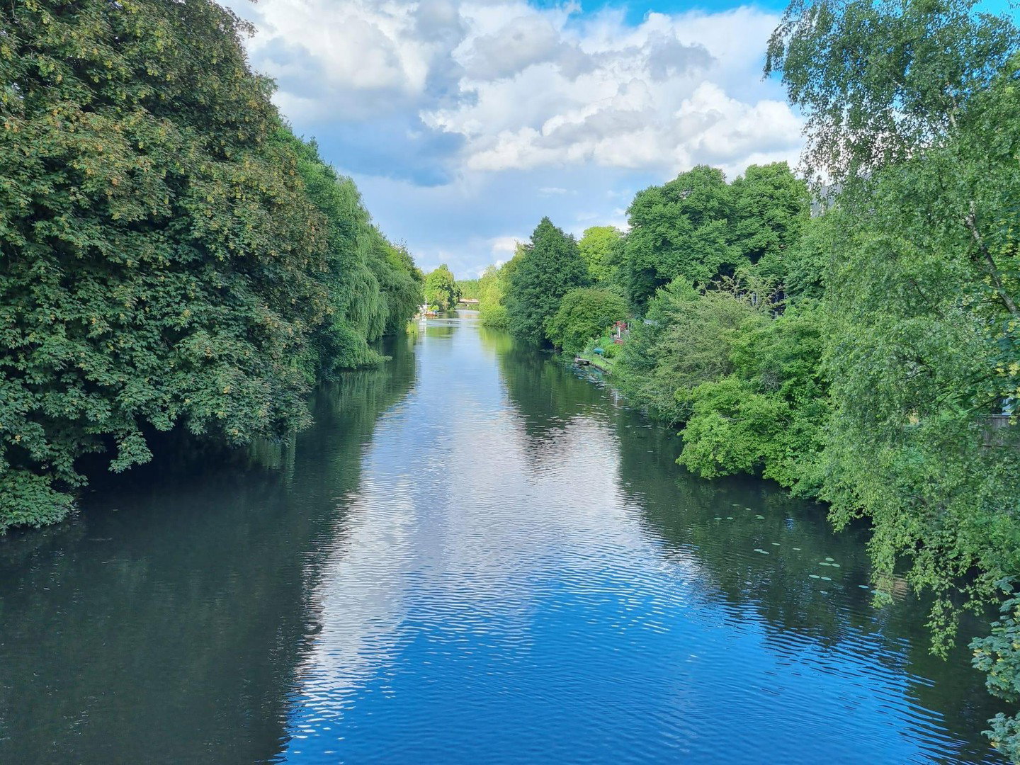 Foto 2 von 12 — Exklusive Lage - wohnen direkt am Wasser!