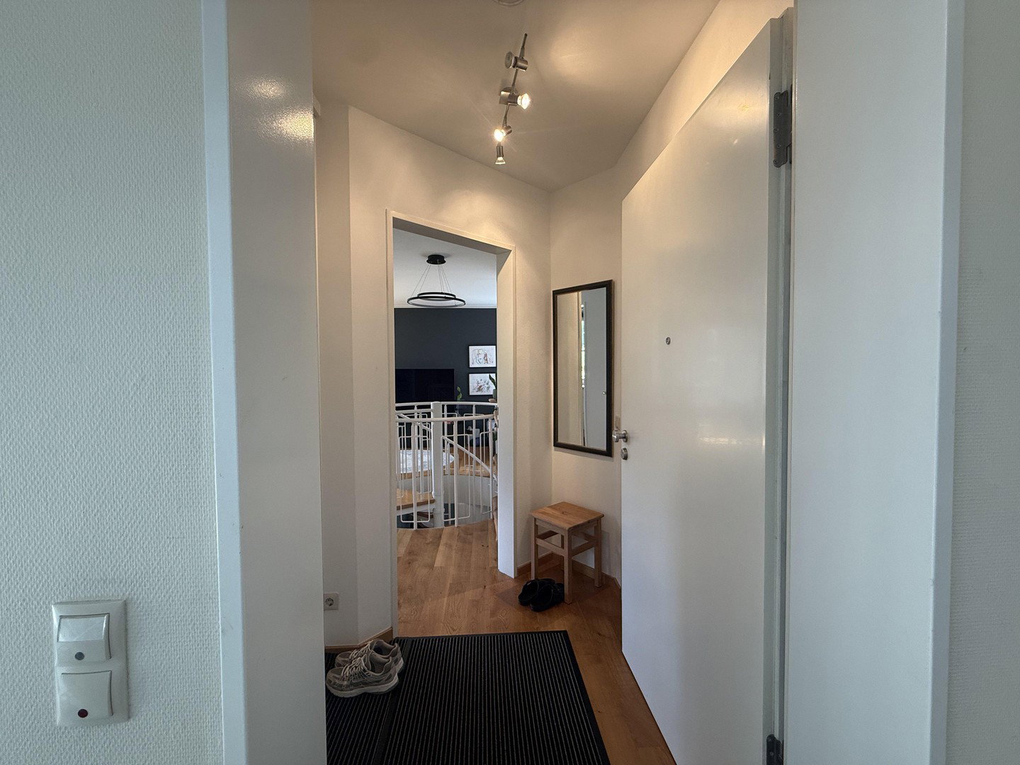 Foto 2 von 12 — Großzügige Wohnung mit ca. 90 m² Grundfläche – Balkon, TG & ruhige Spielstraße - Provisionsfrei
