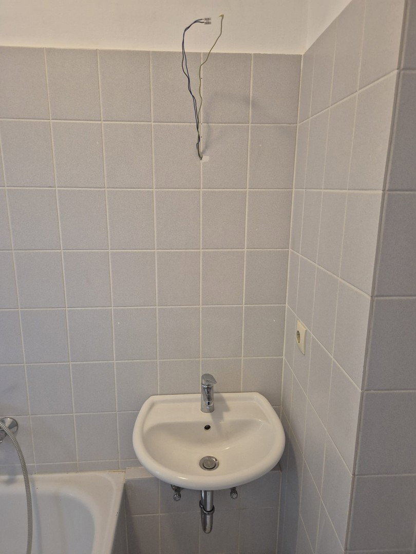 Foto 9 von 12 — PROVISIONSFREI: Charmante Altbauwohnung mit Balkon ins Grüne und Tageslichtbad, zentral und ruhig