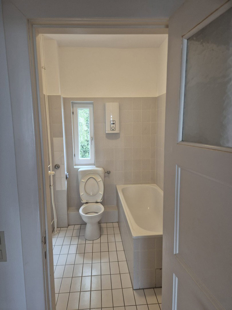 Foto 7 von 12 — PROVISIONSFREI: Charmante Altbauwohnung mit Balkon ins Grüne und Tageslichtbad, zentral und ruhig