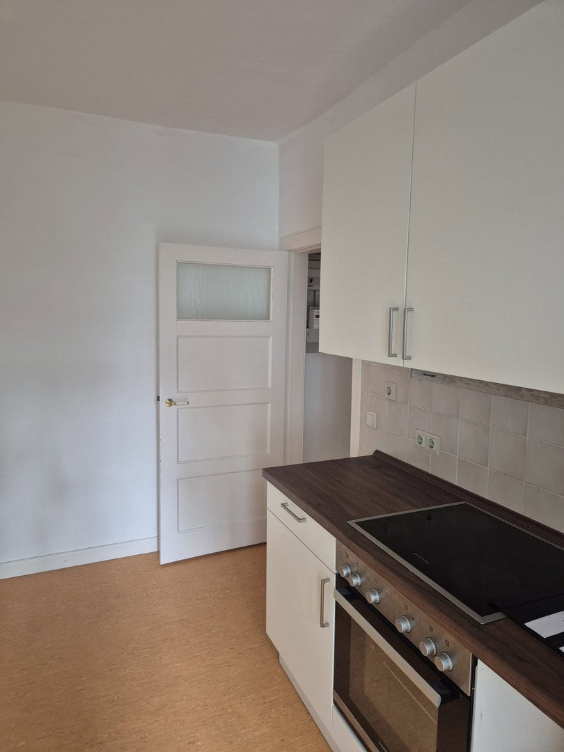 Foto 10 von 12 — PROVISIONSFREI: Charmante Altbauwohnung mit Balkon ins Grüne und Tageslichtbad, zentral und ruhig