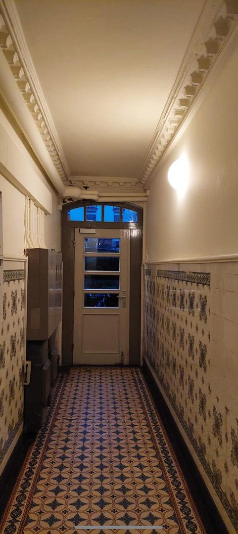 Foto 4 von 12 — PROVISIONSFREI: Charmante Altbauwohnung mit Balkon ins Grüne und Tageslichtbad, zentral und ruhig