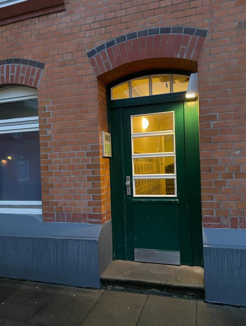 Foto 3 von 12 — PROVISIONSFREI: Charmante Altbauwohnung mit Balkon ins Grüne und Tageslichtbad, zentral und ruhig