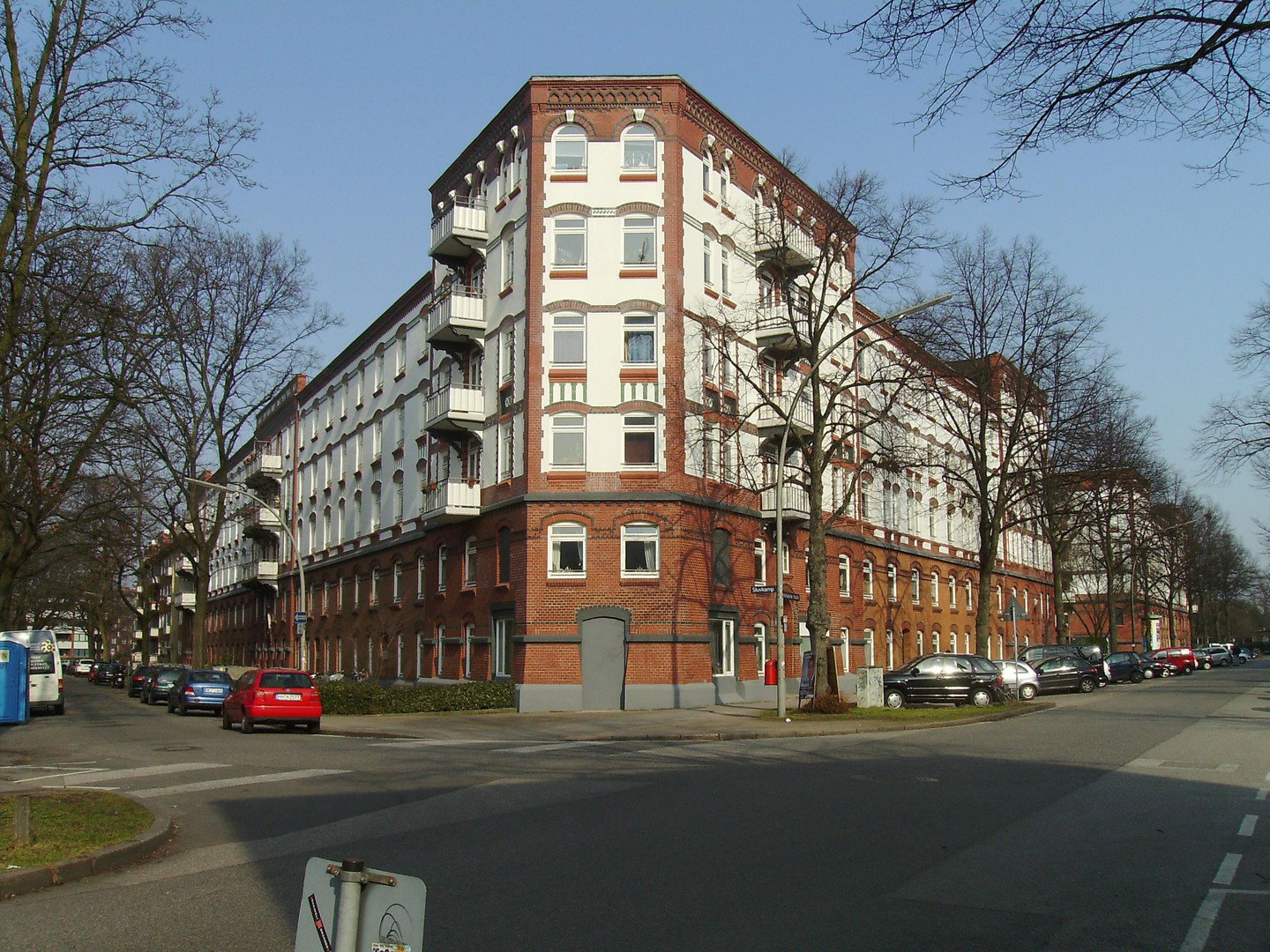 Foto 1 von 12 — PROVISIONSFREI: Charmante Altbauwohnung mit Balkon ins Grüne und Tageslichtbad, zentral und ruhig