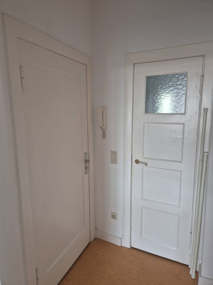 Foto 6 von 12 — PROVISIONSFREI: Charmante Altbauwohnung mit Balkon ins Grüne und Tageslichtbad, zentral und ruhig