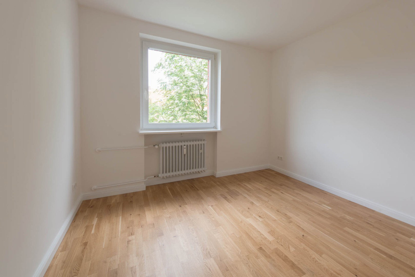 Foto 10 von 12 — 2 zentrale, helle 3 Zi Wohnungen, beide mit EBK, Balkon & TG Stellplatz