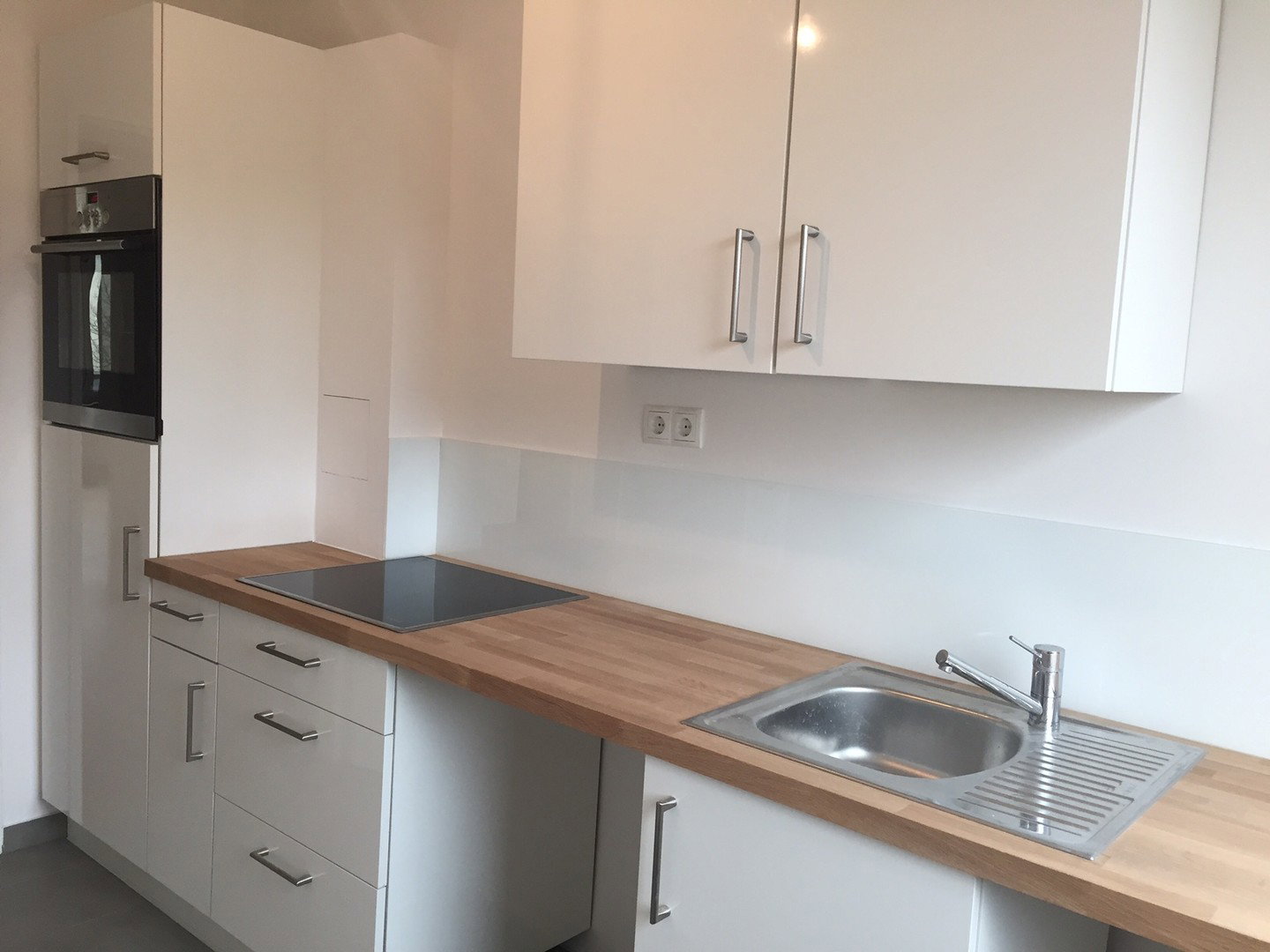 Foto 3 von 12 — 2 zentrale, helle 3 Zi Wohnungen, beide mit EBK, Balkon & TG Stellplatz