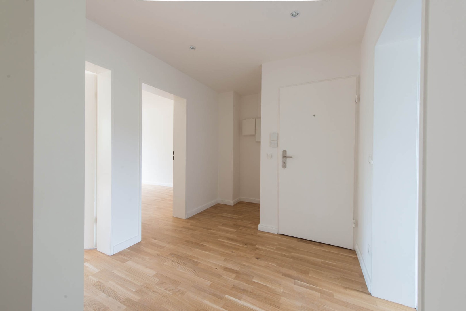 Foto 8 von 12 — 2 zentrale, helle 3 Zi Wohnungen, beide mit EBK, Balkon & TG Stellplatz