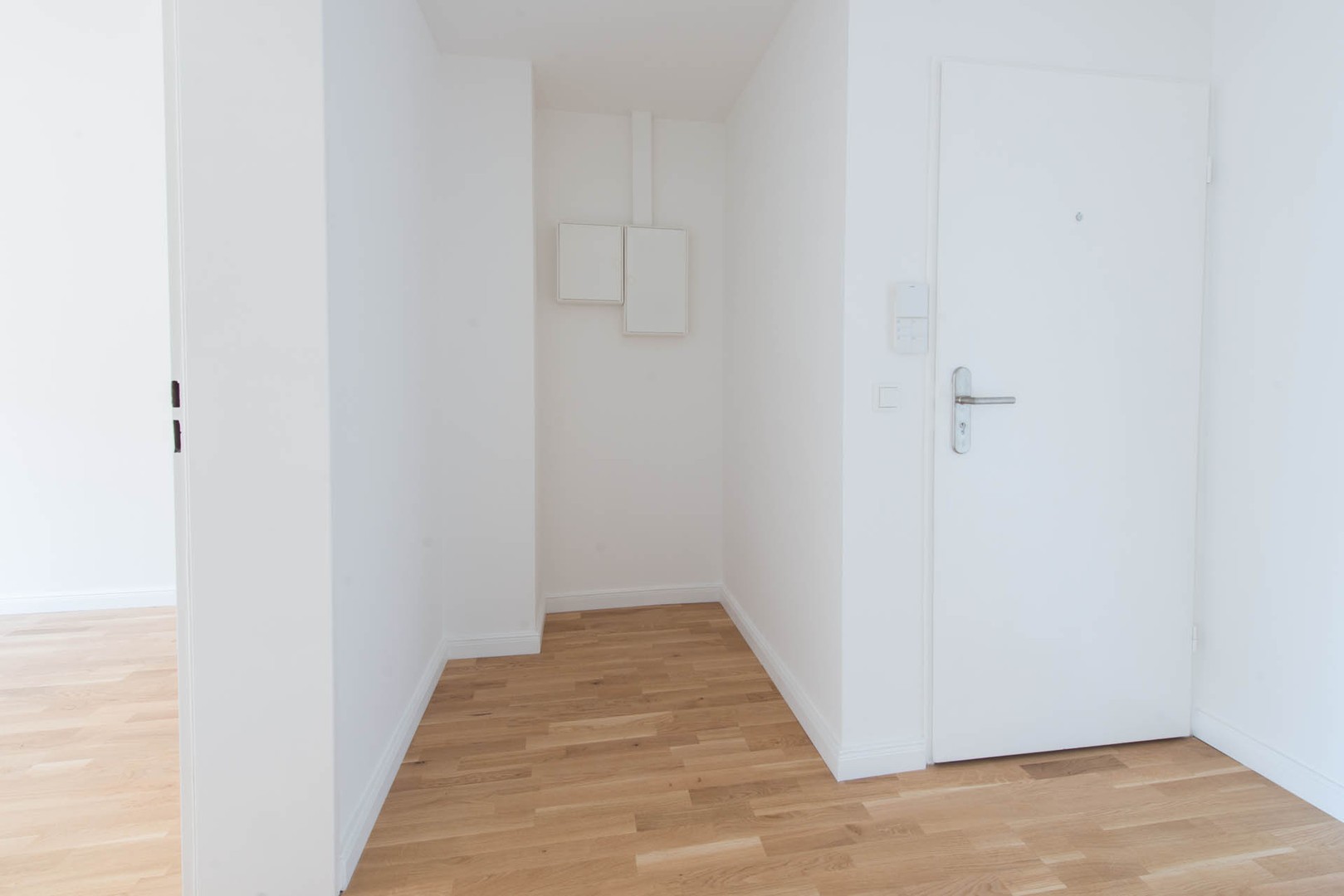 Foto 9 von 12 — 2 zentrale, helle 3 Zi Wohnungen, beide mit EBK, Balkon & TG Stellplatz