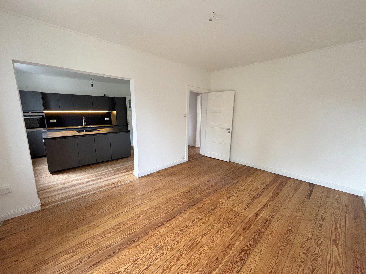 Foto 3 von 12 — Moderne 4-Zimmer ETW mit Traumküche, Erstbezug nach Sanierung, ohne Courtage