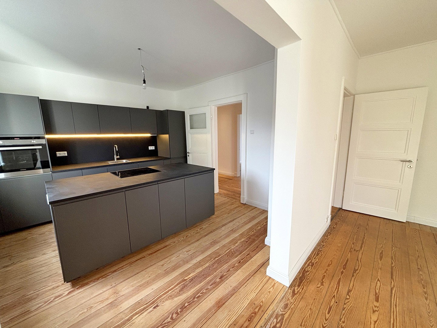 Foto 1 von 12 — Moderne 4-Zimmer ETW mit Traumküche, Erstbezug nach Sanierung, ohne Courtage