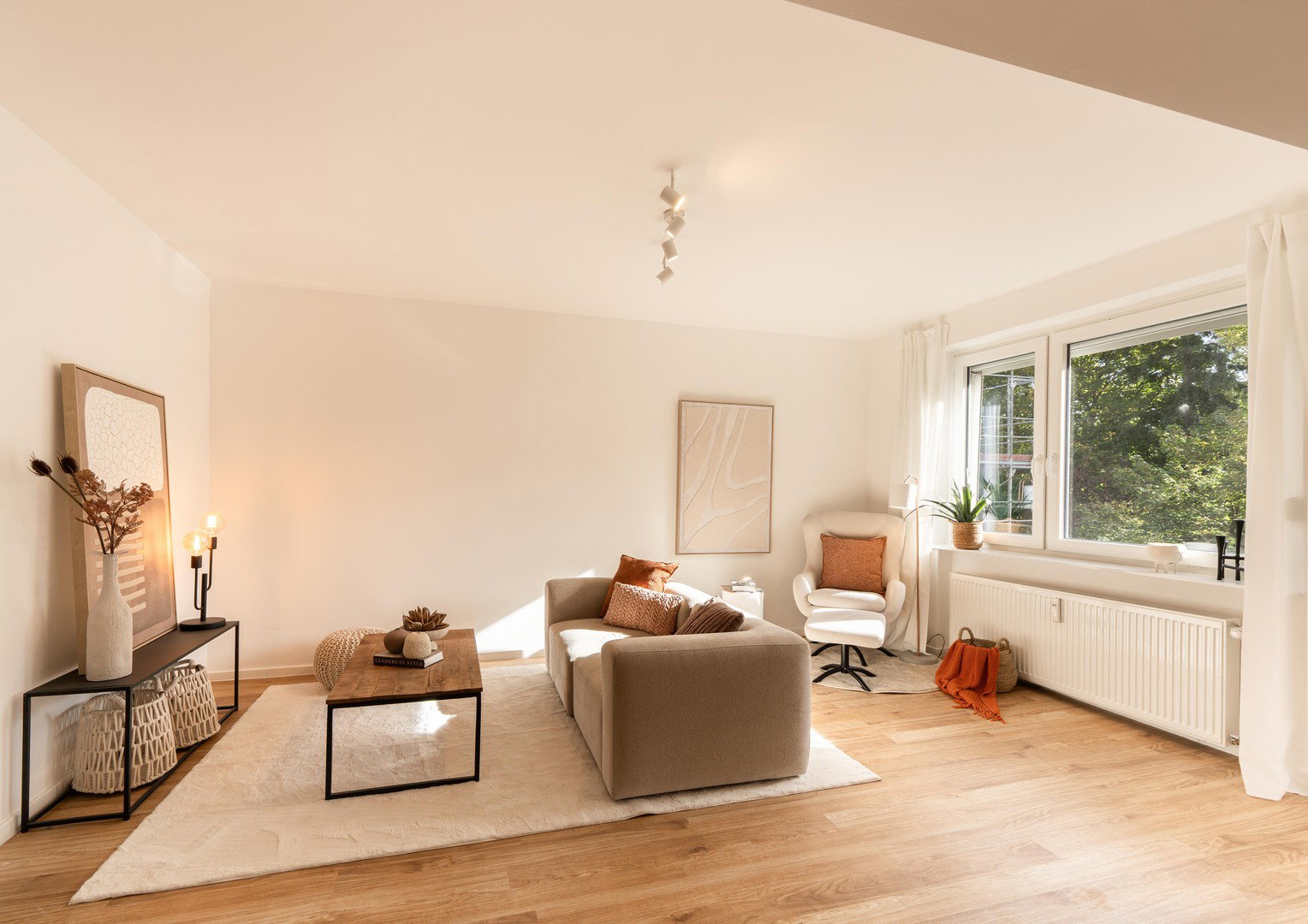Foto 1 von 12 — Provisionsfrei – frisch kernsanierte 3-Zimmer-Wohnung mit Balkon und Tiefgarage in Winterhude