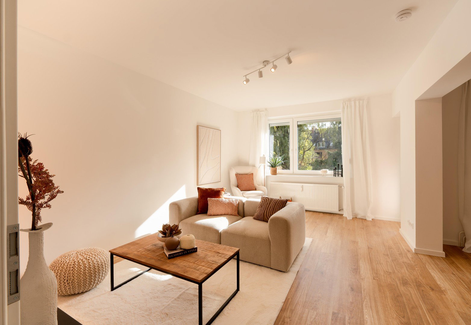 Foto 2 von 12 — Provisionsfrei – frisch kernsanierte 3-Zimmer-Wohnung mit Balkon und Tiefgarage in Winterhude