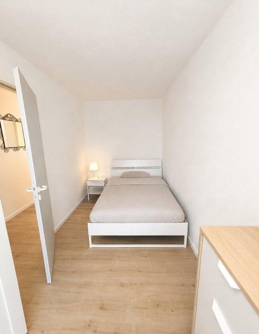 Foto 8 von 12 — Gepflegte 2-Zimmer-Wohnung mit Südwest-Terrasse, separatem Aufgang und Tiefgaragenstellplatz