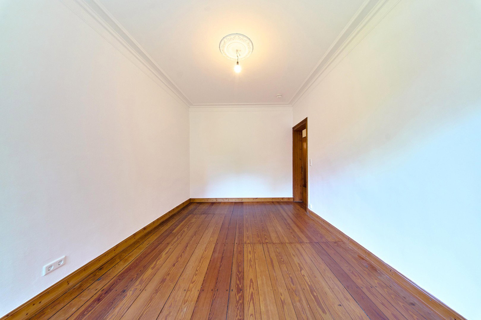 Foto 2 von 12 — Gepflegte Altbauwohnung in Hamburg-Eimsbüttel – frisch renoviert, provisionsfrei