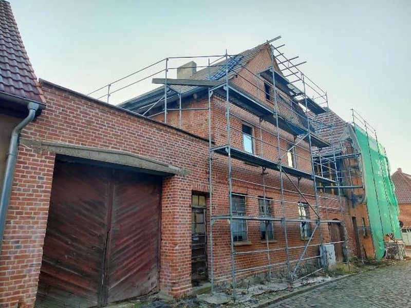 Foto 1 von 2 — Ehem. Wohnhaus (stark ruinöser Zustand) in Lübz