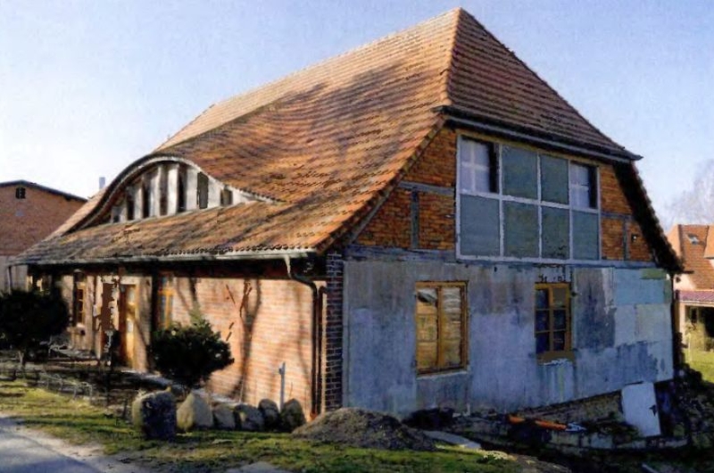 Foto 1 von 15 — Zweifamilienhaus und massive Scheune in Bresegard bei Picher