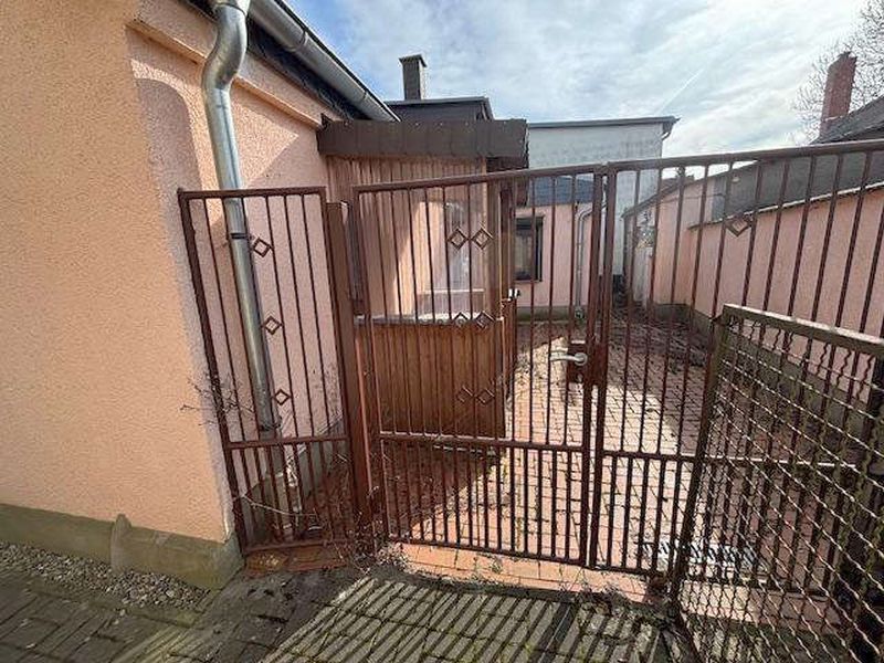 Foto 1 von 39 — Einfamilienhaus (Doppelhaushälfte) mit 2 Garagen in Siedenbollentin