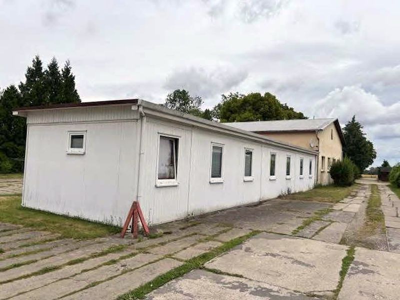 Foto 2 von 32 — Büro-/Werkstatt- und Lagergebäude in Altentreptow