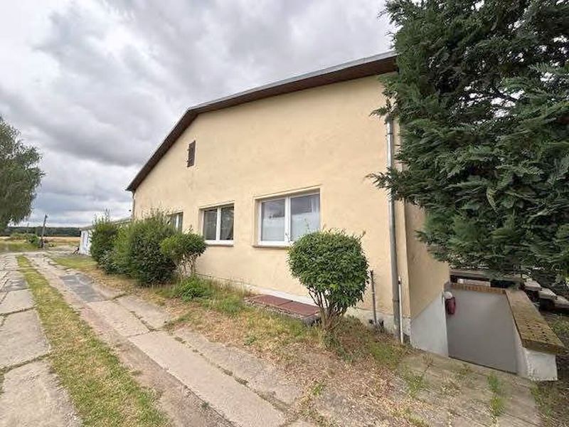 Foto 1 von 32 — Büro-/Werkstatt- und Lagergebäude in Altentreptow