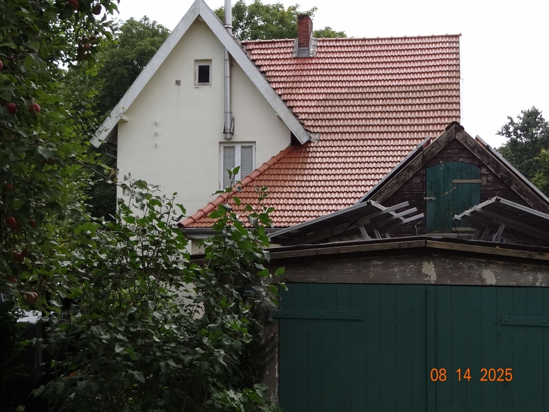 Foto 2 von 28 — Wohnhaus mit Nebengebäude in Wedel