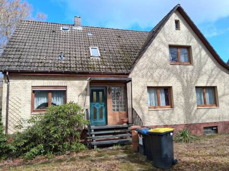 Foto 1 von 9 — Einfamilienhaus mit Garage in Ahrensburg