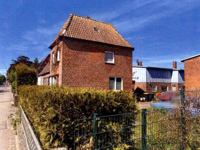 Foto 1 von 5 — Einfamilienhaus (Doppelhaushälfte) mit Nebengebäuden und Garage in Oldenburg/Holstein