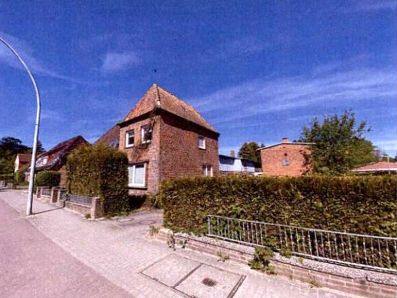Foto 2 von 5 — Einfamilienhaus (Doppelhaushälfte) mit Nebengebäuden und Garage in Oldenburg/Holstein
