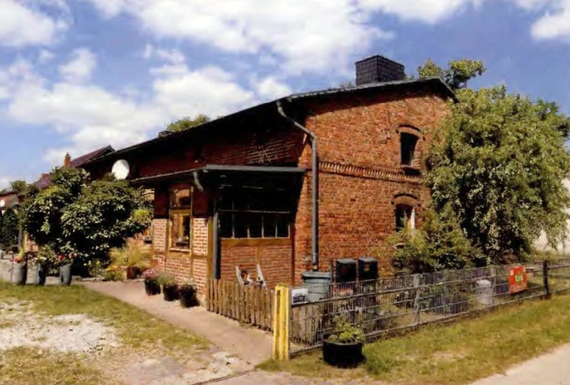 Foto 1 von 10 — Zweifamilienhaus mit Nebengebäuden in Wilhelmsburg OT Eichhof