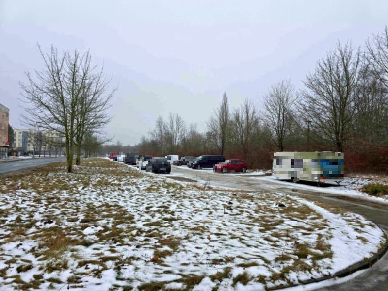 Foto 1 von 2 — Private Verkehrsfläche (Stellplätze, Großparkplatz) in Rostock