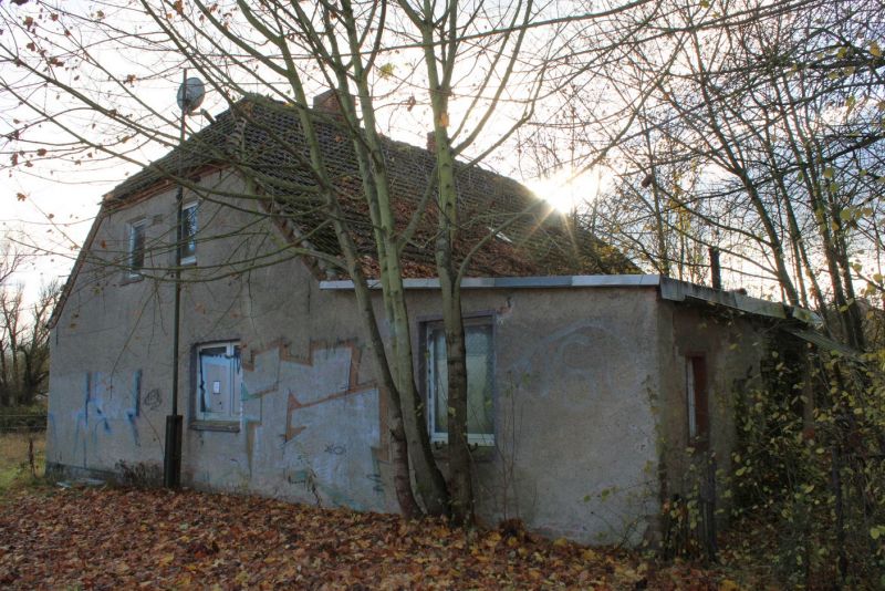 Foto 1 von 11 — Wohnhaus mit Nebengebäuden und unbebaute Grundstücke in Neubrandenburg