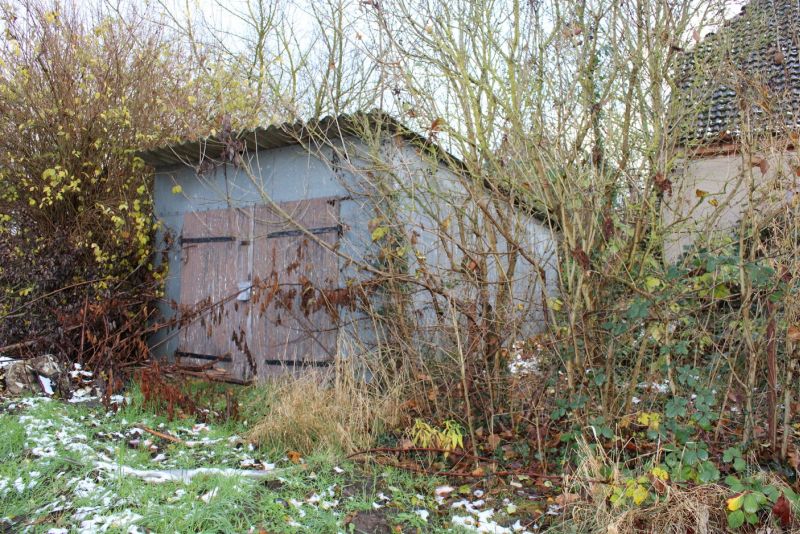 Foto 2 von 11 — Wohnhaus mit Nebengebäuden und unbebaute Grundstücke in Neubrandenburg
