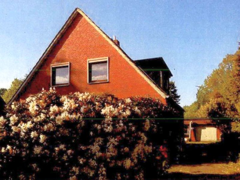 Foto 1 von 8 — Einfamilienhaus mit Garagen- und Nebengebäude in Bordesholm