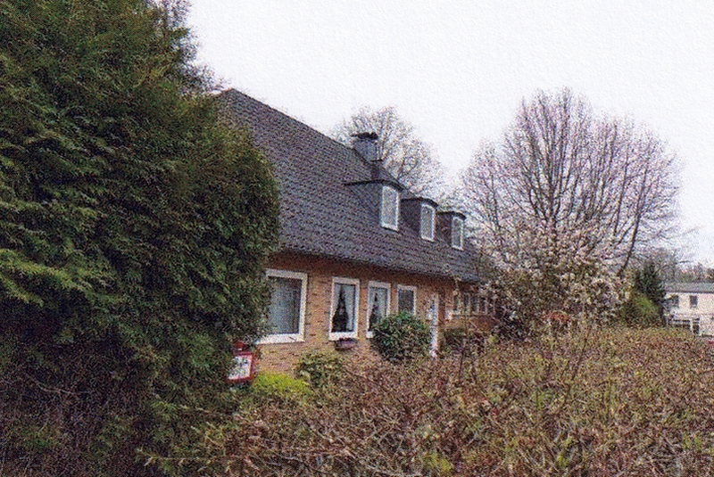 Foto 2 von 17 — Wohnhaus mit 3 Wohneinheiten und Doppelcarport (Garage) in Elmshorn