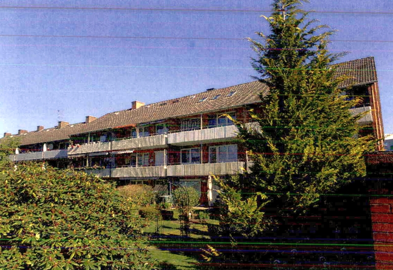Foto 3 von 18 — Mehrfamilienhaus mit Flachdachanbau und Garagen in Itzehoe