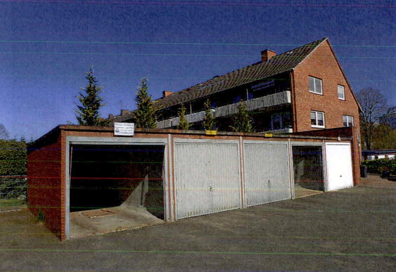 Foto 2 von 18 — Mehrfamilienhaus mit Flachdachanbau und Garagen in Itzehoe