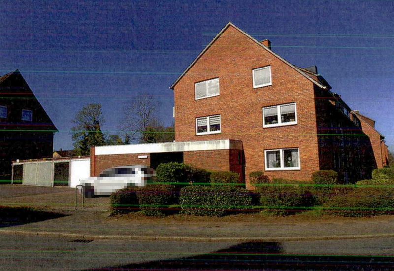 Foto 1 von 18 — Mehrfamilienhaus mit Flachdachanbau und Garagen in Itzehoe
