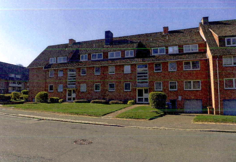 Foto 4 von 18 — Mehrfamilienhaus mit Flachdachanbau und Garagen in Itzehoe