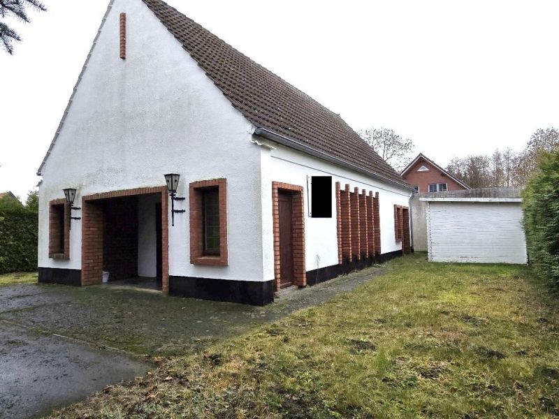 Foto 2 von 2 — Trauerhalle mit Nebengebäuden in Lüssow