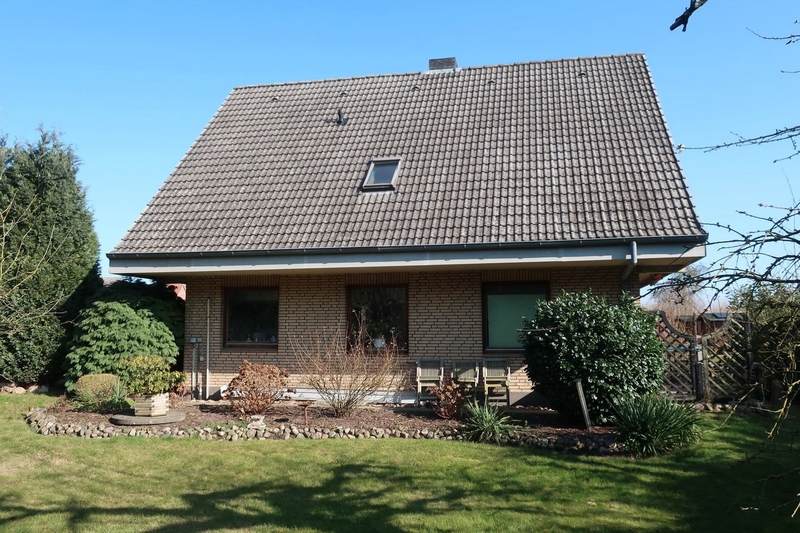 Foto 3 von 51 — Einfamilienhaus mit Carports/Überdachungen, Holzgartenhaus u.a. in Bäk