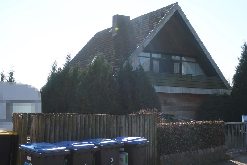 Foto 1 von 51 — Einfamilienhaus mit Carports/Überdachungen, Holzgartenhaus u.a. in Bäk