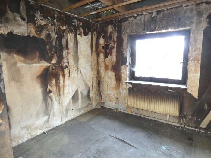 Foto 15 von 24 — Einfamilienwohnhaus (erheblicher Brandschaden) nebst Doppelgarage in Weddingstedt