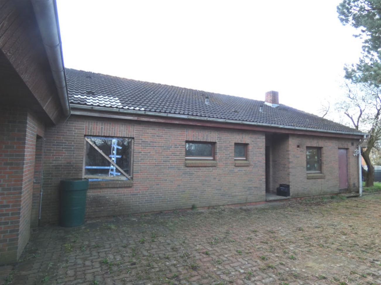 Foto 8 von 24 — Einfamilienwohnhaus (erheblicher Brandschaden) nebst Doppelgarage in Weddingstedt