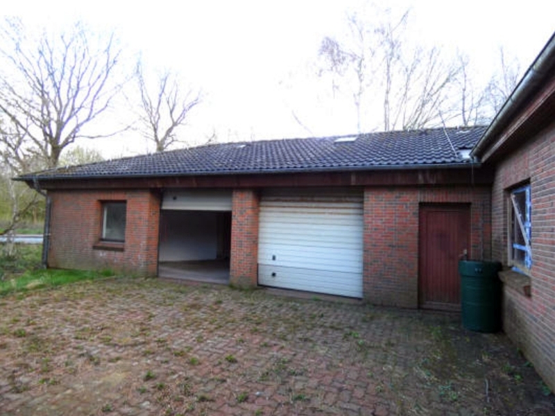Foto 1 von 24 — Einfamilienwohnhaus (erheblicher Brandschaden) nebst Doppelgarage in Weddingstedt