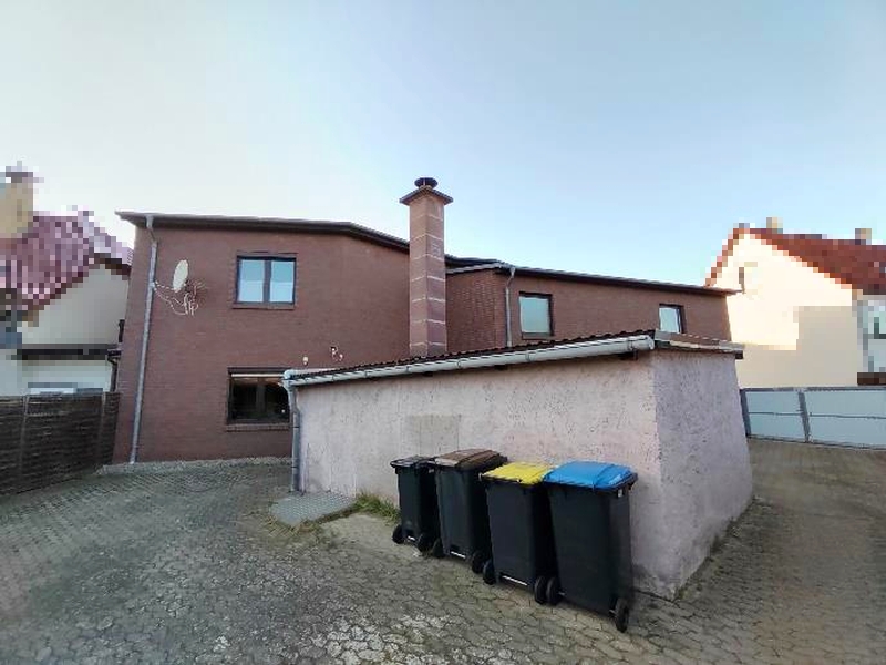 Foto 1 von 9 — Einfamilienhaus mit Einliegerwohnung und Nebengebäuden in Goldberg