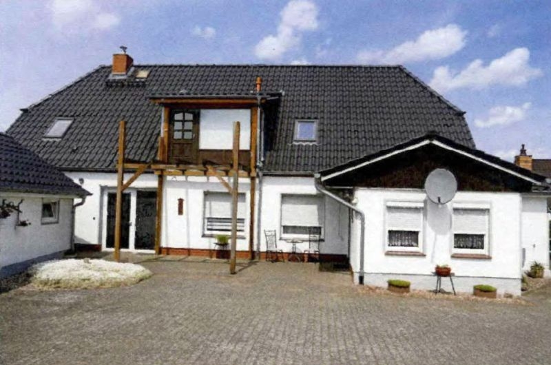 Foto 2 von 17 — Zweifamilienhaus mit mehreren Nebengebäuden in Spornitz