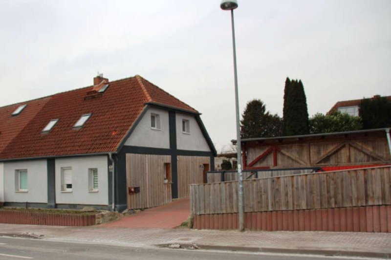 Foto 1 von 4 — Doppelhaushälfte und freistehendes Einfamilienhaus in Dorf Mecklenburg