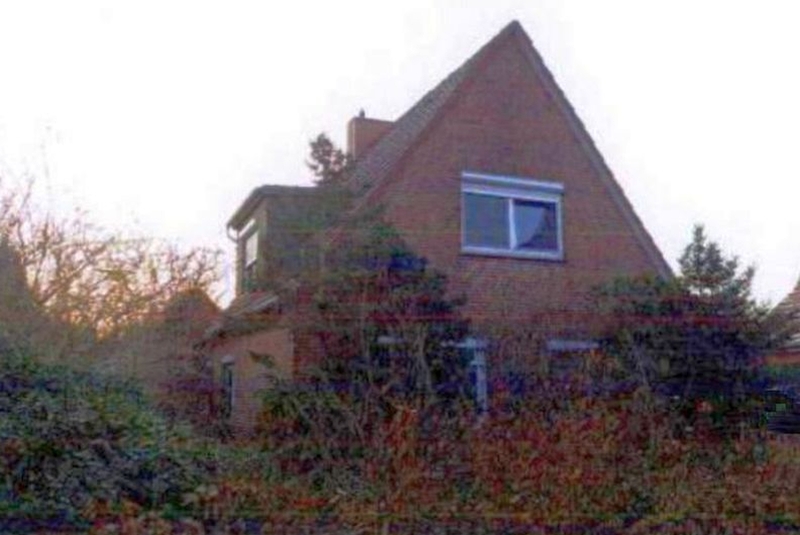 Foto 1 von 9 — Einfamilienhaus mit Garage und Nebengebäude in Kiebitzreihe