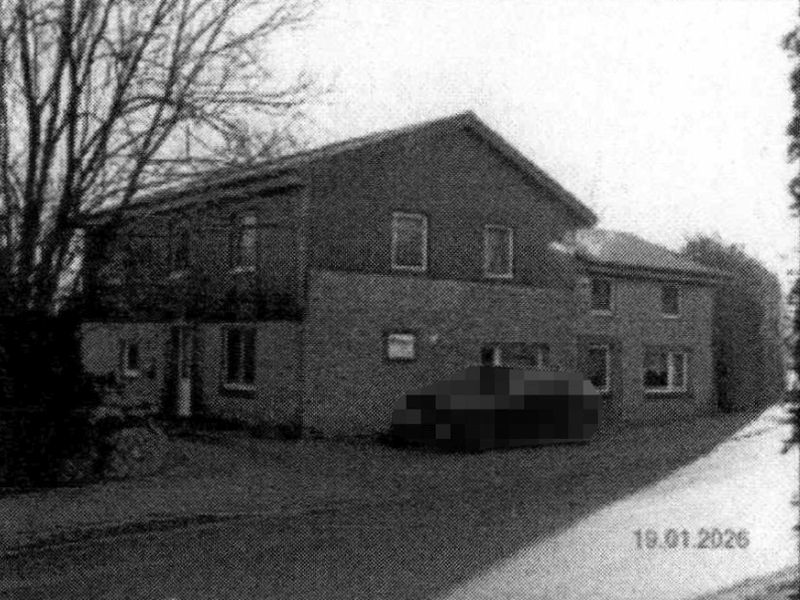Foto 1 von 7 — Wohnhaus mit Garagen-/Lagergebäude, offener Fahrzeughalle in Schalkholz