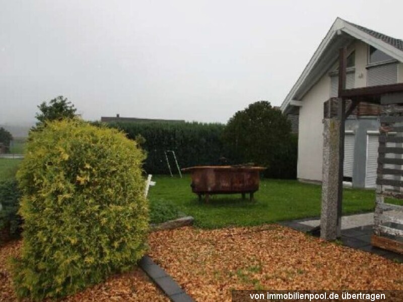 Foto 5 von 6 — Einfamilienhaus mit Doppelgarage, Carport und Ackerfläche